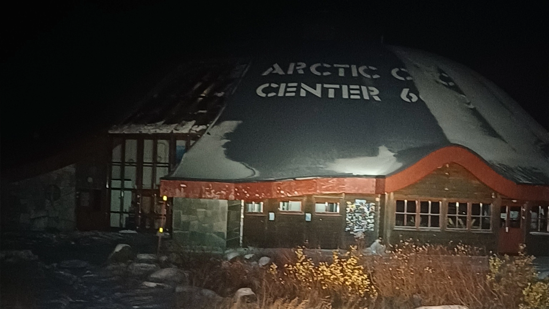 Centrul Cercului Polar pe timp de noapte